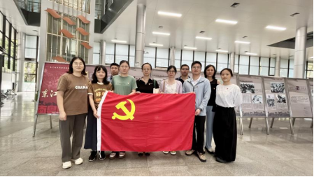 sunbet申搏党支部开展“东江铁流 南粤旌旗——东江纵队史实流动图片展”参观学习主题党日活动